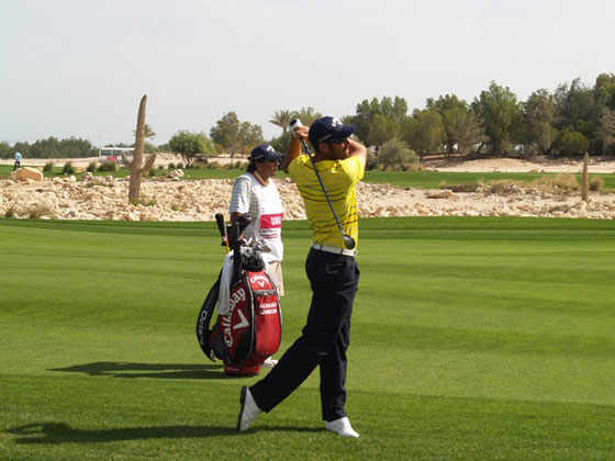 Álvaro Quirós pega su segundo golpe en el hoyo 18 (par 5) durante el Pro-Am de hoy ante la mirada de su caddie Rubén... cazó el green de dos.
