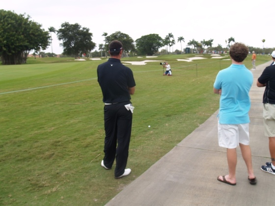 Álvaro Quirós analiza su segundo tiro en el hoyo 1; la bola reposa a 350 metros del tee. Ten-Golf.
