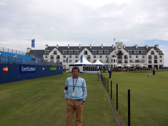 Aquí estamos, en Carnoustie, para contarles de primera mano cómo se vive un British Senior... esta vez, eso, sí, no llevo la bolsa...