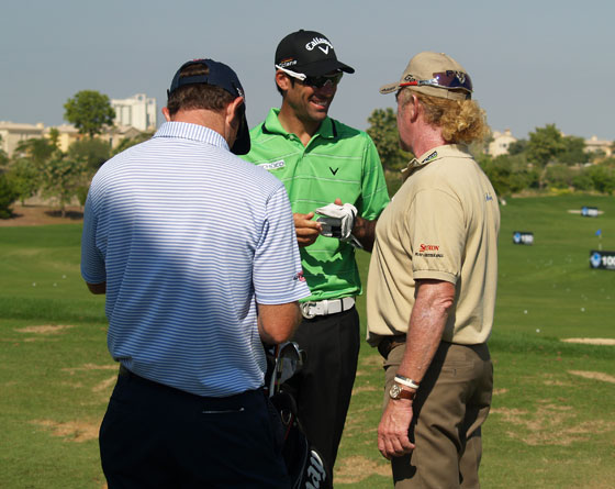 Jiménez dialoga con Quirós en el campo de prácticas del Earth Course antes de empezar la vuelta ante la presencia de Mike Kerr, caddie del andaluz.