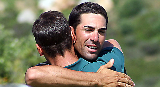 Álvaro Quirós y Martin Kaymer se abrazan en el hoyo 18 después de su partido.
