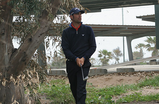 Álvaro Quirós le pega desde la izquierda de la calle del 18 durante el Pro-Am del Open de Andalucía.
