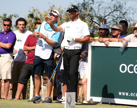 Álvaro Quirós diseña su golpe de salida en el hoyo 9 junto a su caddie Mike.