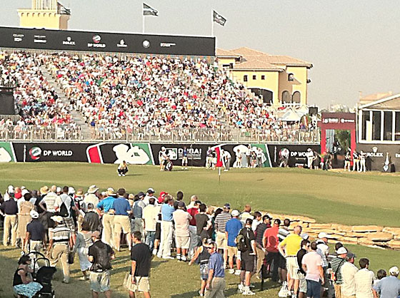 Álvaro Quirós estudia su putt de eagle en el hoyo 18 con la grada completamente repleta.