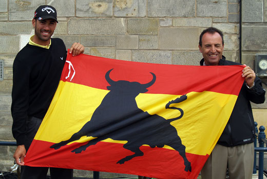 Álvaro Quirós y Pepín Rivero posan con la bandera de España a las puertas de la casa club de St. Andrews.