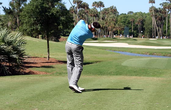Álvaro Quirós pega su golpe de salida ayer en el tee del hoyo 6.