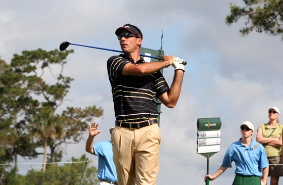 Álvaro Quirós pega su golpe de salida en el hoyo 4 durante su tercera vuelta en el The Players.
