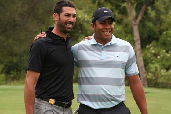 Álvaro Quirós y Jhonattan Vegas posan durante la ronda de prácticas del martes en Finca Cortesín.
