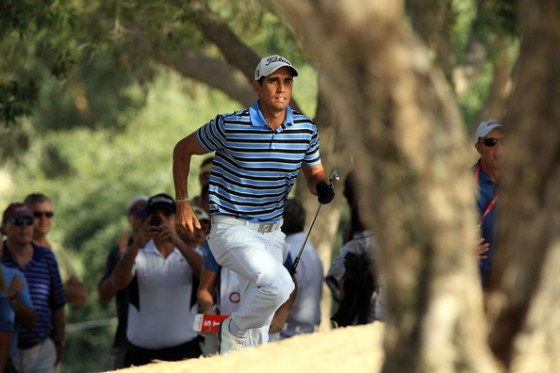 Rafa Cabrera Bello corre después de su segundo golpe en el hoyo 16 para ver dónde había caído su bola.