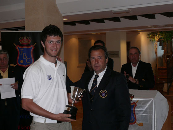 Jon Rahm posa con el trofeo de campeón de la Copa Baleares.