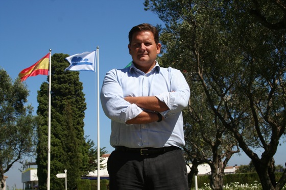 Javier Reviriego, nuevo manager general de Valderrama, posa para Ten-Golf a la entrada del club.