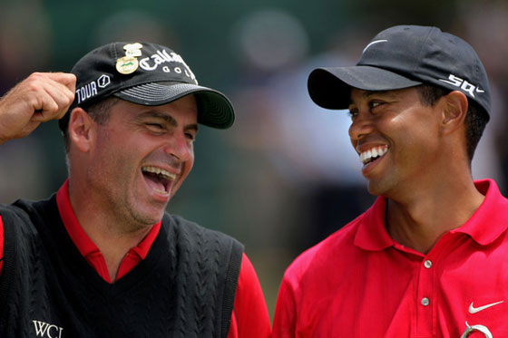 Rocco Mediate bromea con Tiger Woods durante el playoff a 18 hoyos que disputó en 2008 en Torrey Pines.