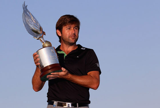 Robert Rock posa orgulloso con el trofeo de campeón del Abu Dhabi Golf Championship.