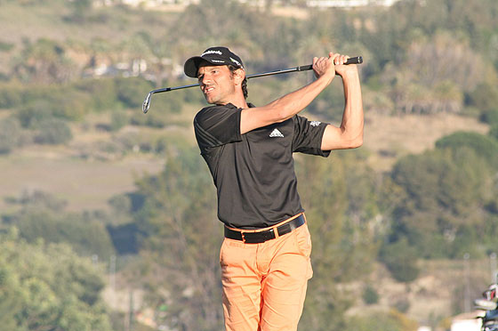 Carlos Rodiles pega su segundo tiro en el hoyo 9 de Aloha durante el Pro-Am.