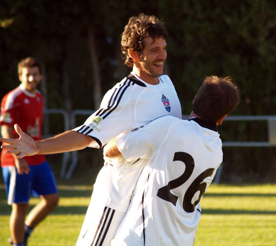 Carlos Rodiles se abraza con Álvaro Velasco tras marcar el segundo gol de los golfistas.