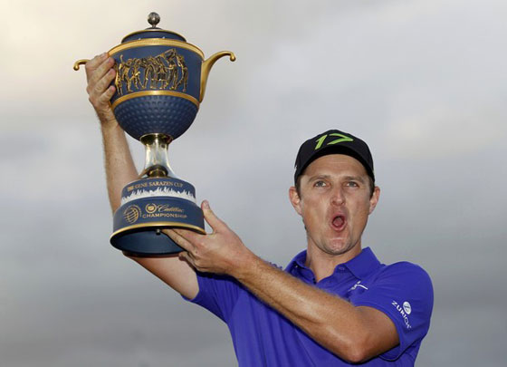 Justin Rose posa emocionado con el trofeo del WGC Cadillac Championship.