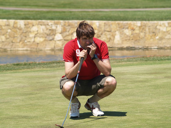 Julio Salinas estudia un putt durante el Pro-Am en Pula.