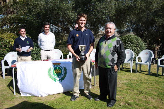 Juan Francisco Sarasti recibe la copa de campeón en Sanlúcar.