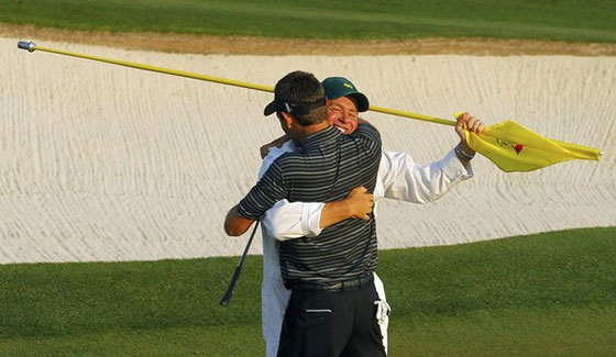 Greg Hearmon, caddie de Schwartzel, se abraza con el sudafricano tras la victoria en el Masters.