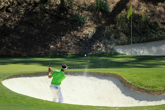 Schwartzel saca de búnker en el hoyo 12 de Augusta.