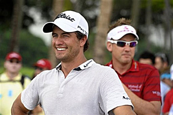 Adam Scott, durante la ronda de hoy, con Ian Poulter al fondo.
