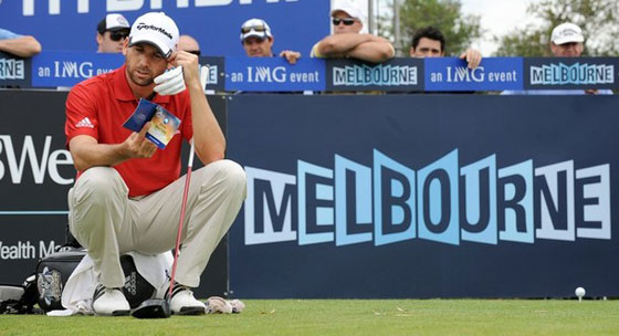 Sergio García consulta sus notas durante el Pro-Am de hoy en el Australian Masters.