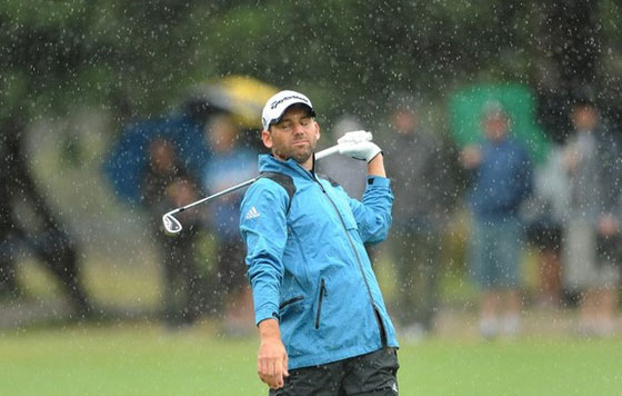 Sergio García se lamenta por un mal golpe bajo la intensa lluvia que ha caído hoy en Melbourne.