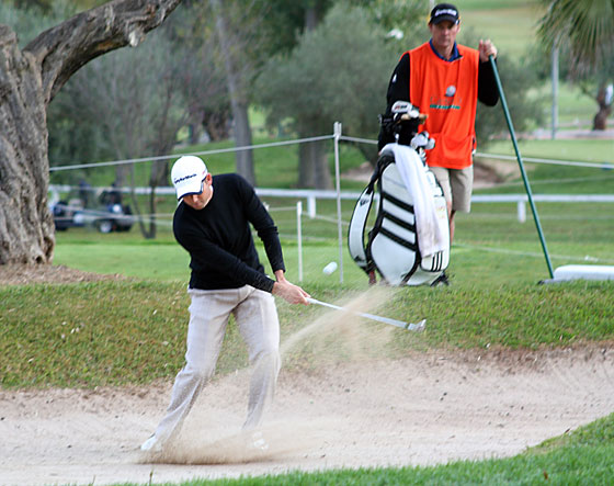Sergio García saca de búnker en el hoyo 11. Su bola tocó el hoyo y estuvo a punto de hacer el eagle.
