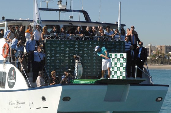 Sergio García pega el golpe desde el barco hacia la playa de Castellón.