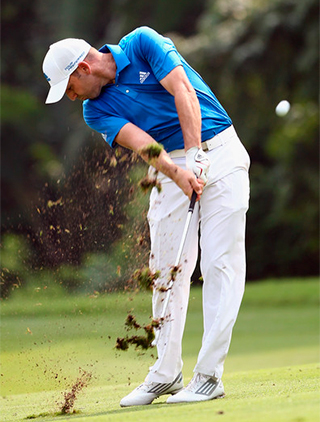 Sergio García pega un golpe dese la calle en la primera jornada del CIMB Classic.