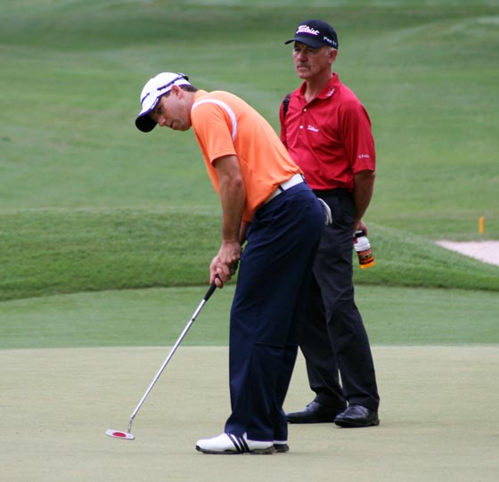Sergio García patea en el green del hoyo 8 bajo la mirada atenta de Pete Cowen.