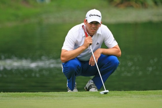 Sergio García estudia un putt ayer en la primera vuelta del Crowne.
