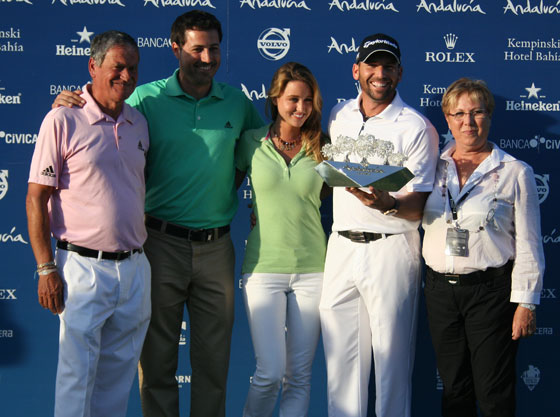 Sergio García posa con el trofeo junto a su familia y su novia: de izda. a dcha: Víctor García, su padre, Víctor, su hermano, Nikki Horrex, su novia y Consuelo, su madre.