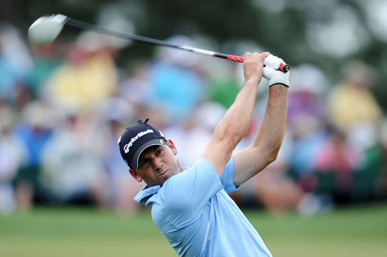 Sergio García pega un drive con todo durante la segunda vuelta del Masters.