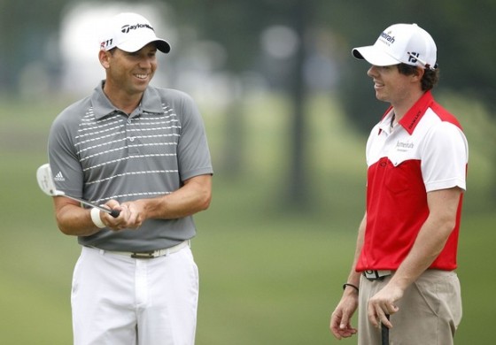 Sergio García y McIlroy dialogan amistosamente durante la vuelta de prácticas de hoy en el Firestone.