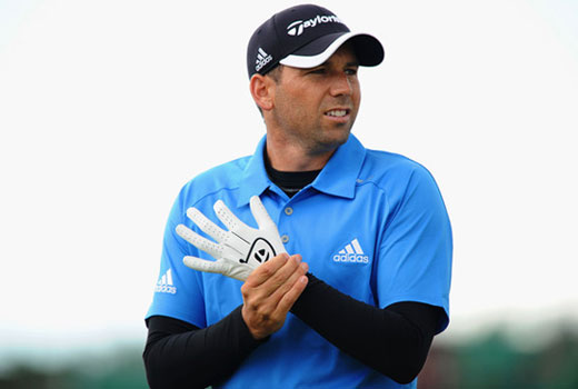 Sergio García se ajusta el guante durante la vuelta de hoy en St. Andrews.