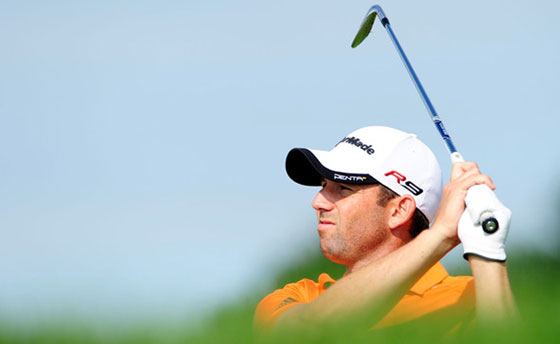 Sergio García pega hoy su segundo golpe en el hoyo 15 de Whistling Straits.
