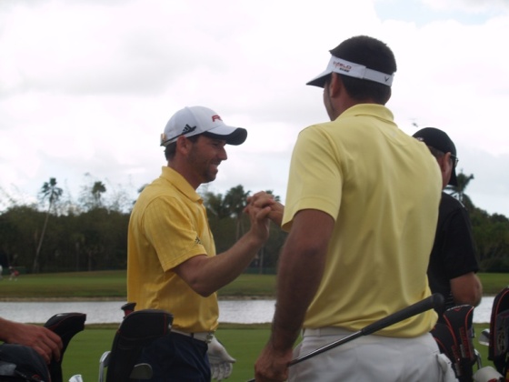 Sergio García choca la mano de Álvaro Quirós durante el fourball contra Sudáfrica.