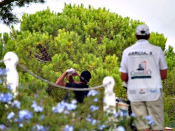 Sergio García pega su salida en el tee del 1 del Club del Mediterráneo para afrontar la última vuelta.