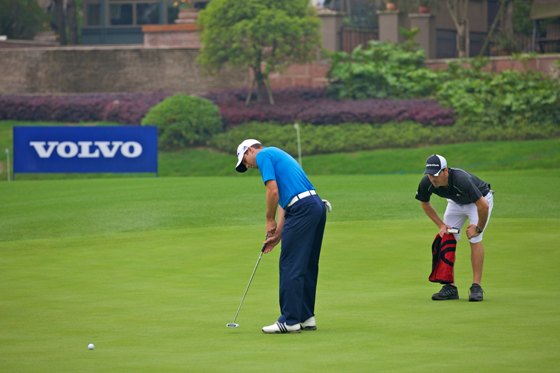 Sergio García ejercita el putter con la ayuda de su hermano Víctor que le hará de caddie esta semana. Golfotto.