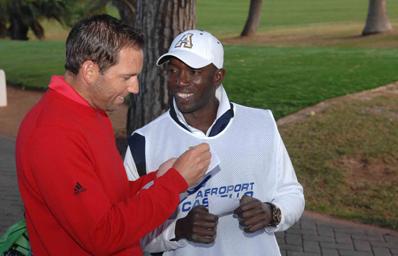 Sergio García y Dwight Yorke analizan las notas en el Club del Mediterráneo. Luis Corralo.