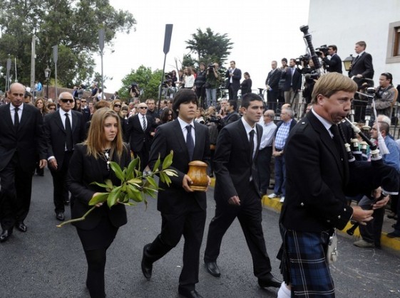 Javier, hijo mayor de Seve, porta la urna con las cenizas del genial golfista español durante el cortejo.