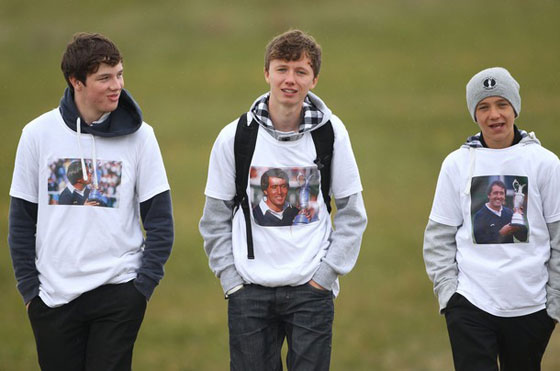 Tres jovencitos ingleses se pasean por Royal St. George's con camisetas en recuerdo a Severiano.