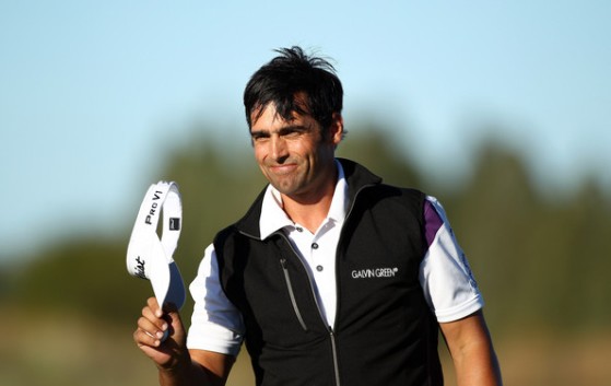 Lee Slattery saluda al público de Madrid al término de su vuelta en el hoyo 18.