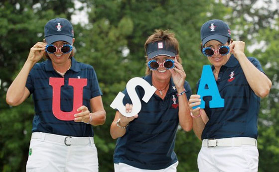 La capitán del equipo americano de la Solheim Cup, Rosie Jones, posa con sus asistentes antes del comienzo del Wegmans LPGA Championship.