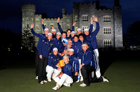 El equipo europeo al completo posa con el trofeo de campeonas de la Solheim Cup ante el castillo de Killeen Castle.