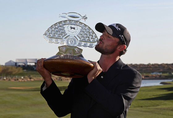 Stanley posa con el trofeo de campeón del Waste Management Phoenix Open.