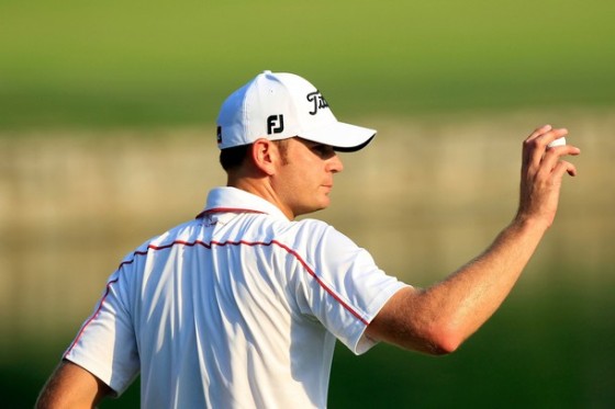 Brendan Steele saluda al público durante la tercera ronda del PGA.
