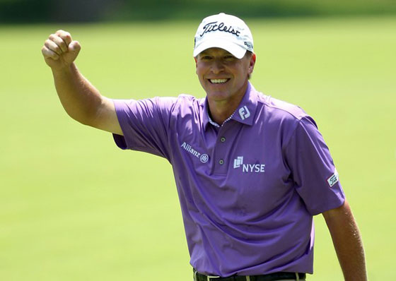 Steve Stricker celebra el eagle conseguido desde 116 metros en el hoyo 2.