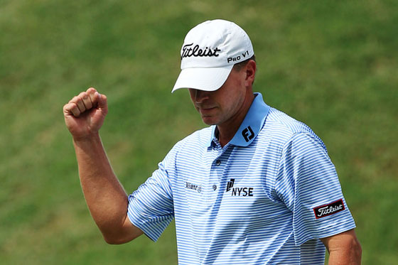 Stricker celebra puño en alto uno de sus siete birdies ayer en Atlanta.